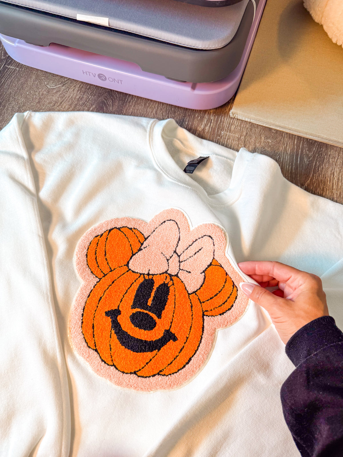 Minnie Pumpkin Chenille Patch Sweatshirt | Halloween Crewneck